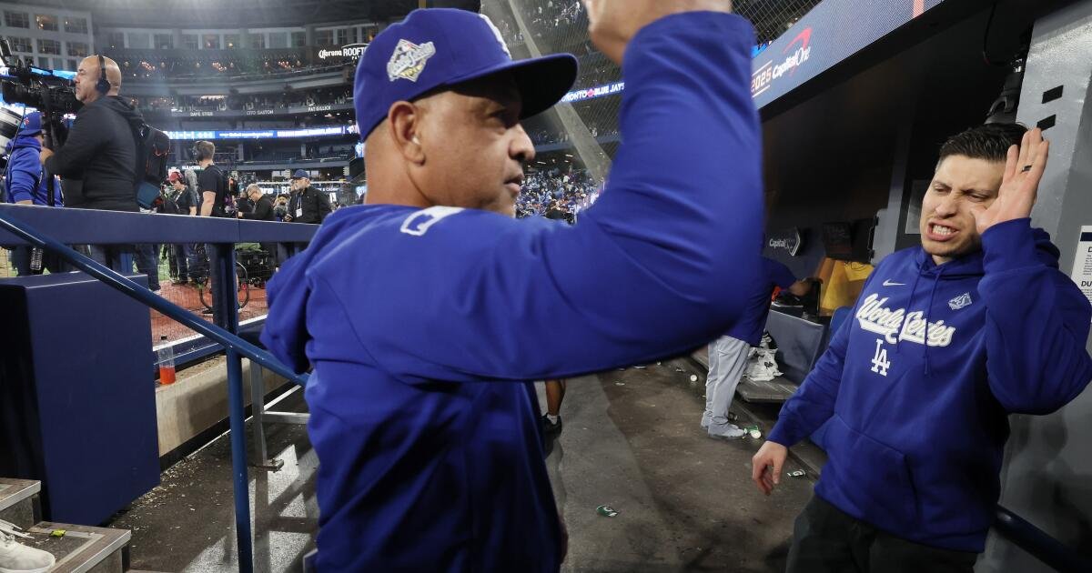 urlhttps3A2F2Fcalifornia-times-brightspot.s3.amazonaws.com2F022F4e2F60e9600b4a2bb1cc21a880521ef72F1528318-sp-mlb-world-series-dodgers-blue-jays-game6-rcg78.jpg